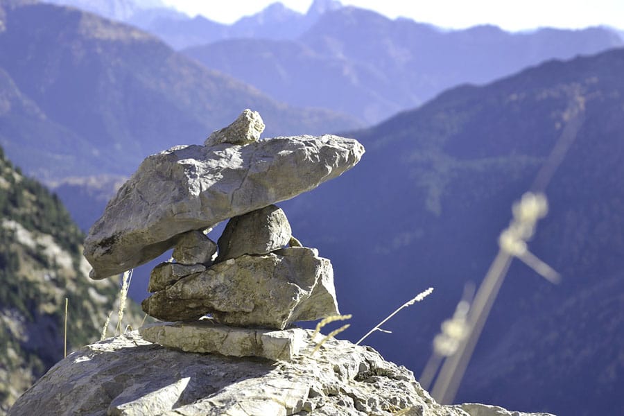 hito o mojón de piedras senderismo